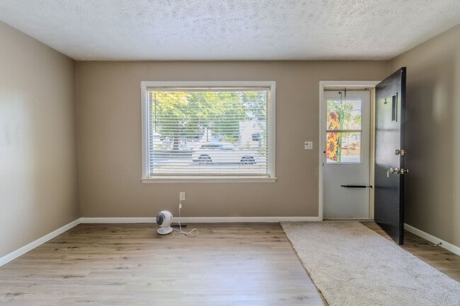 Photo - 916 Webster St