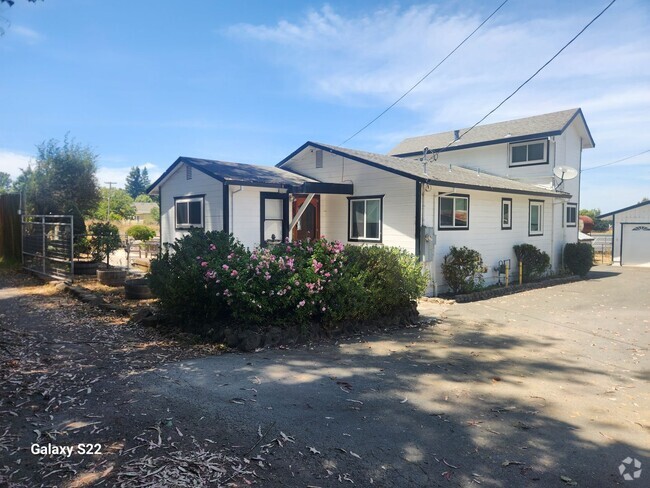 Building Photo - Beautiful home in a private country settin...
