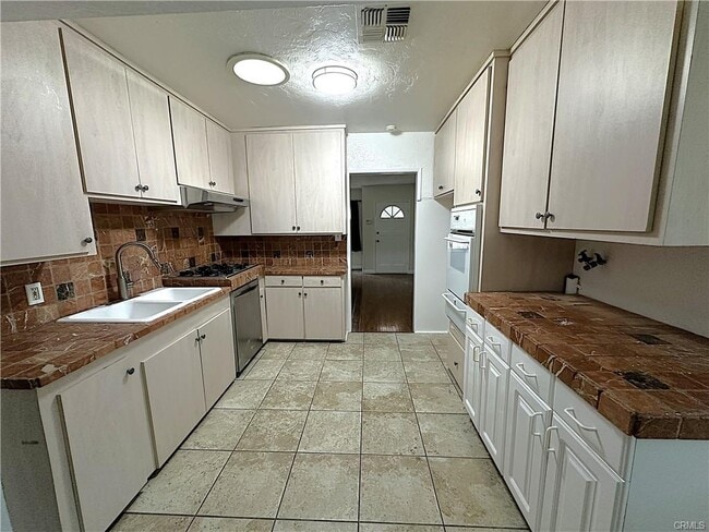 Photo - 17947 Emelita St