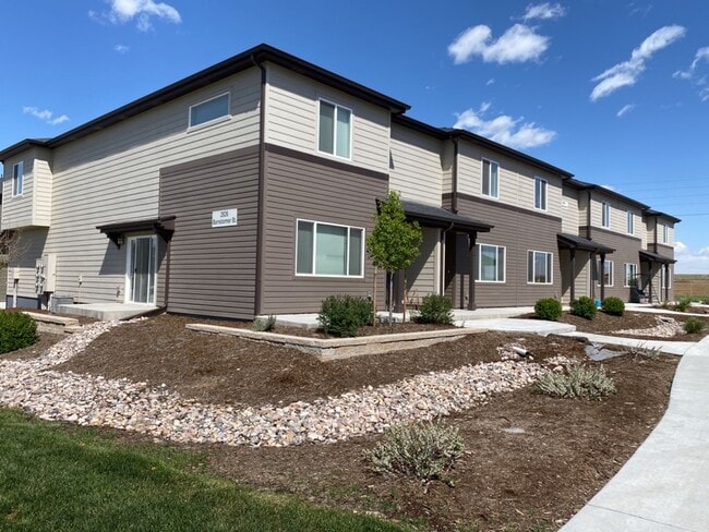 Building Photo - 3 Bed / 2.5 Bath Townhome with Attached Garage in NE Ft. Collins