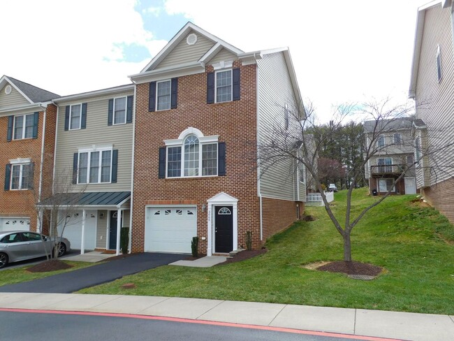 Stunning three story townhome with Garage ... - Stunning three story townhome with Garage ...