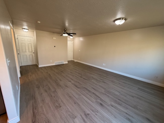 Photo - 1987 Churchill Dr