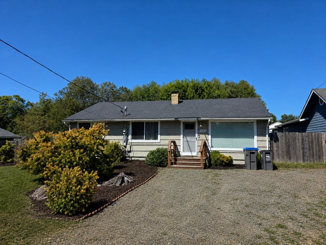 Building Photo - 1566 NE Echo Dr