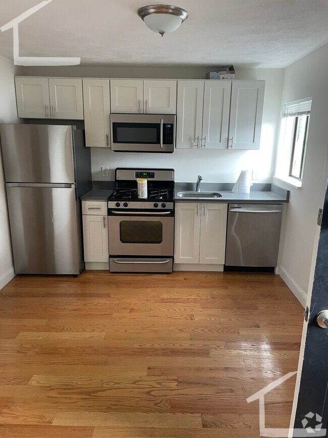 Building Photo - Beautiful 1 Bed Right In The Heart Of Walt... Rental