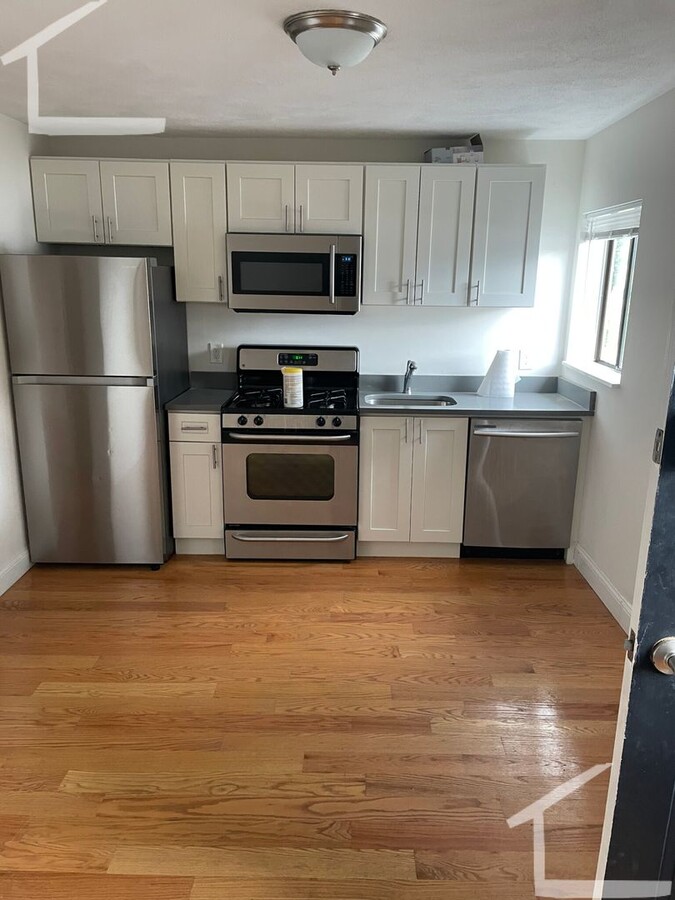 Nicely renovated studio available now! - Nicely renovated studio available now! Rental