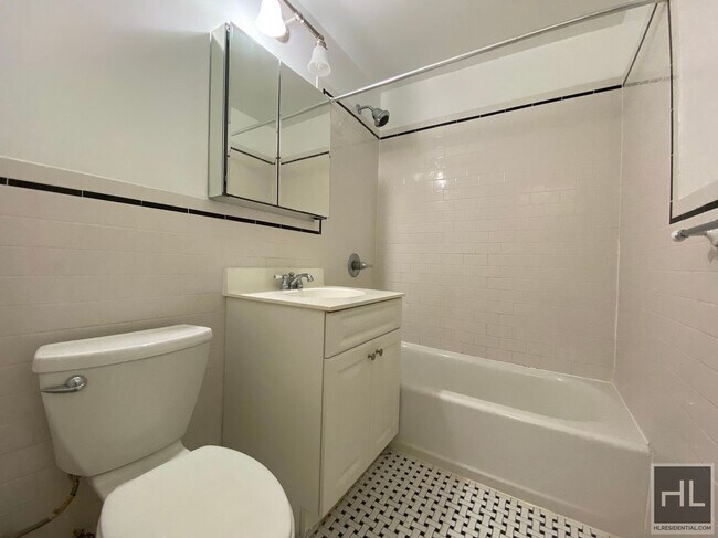 Photo - WEST 73 STREET Unidad 2F