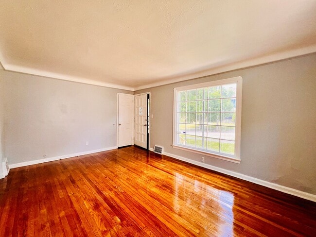Photo - 8606 Rosewood Ave
