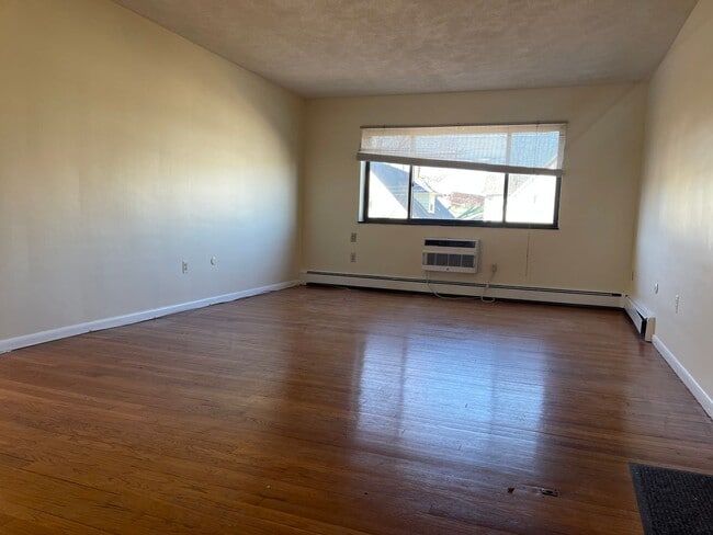 Photo - VERY  Spacious Sunny  2 bed Heat Hw parking Inc Close to train and 57/66 bus Heat HW Inc Now of feb