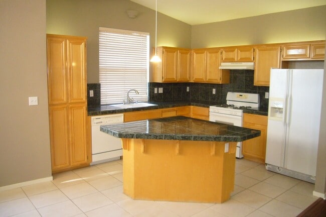 Photo - Spacious Townhome with High Ceilings in a Prime Commuter Location
