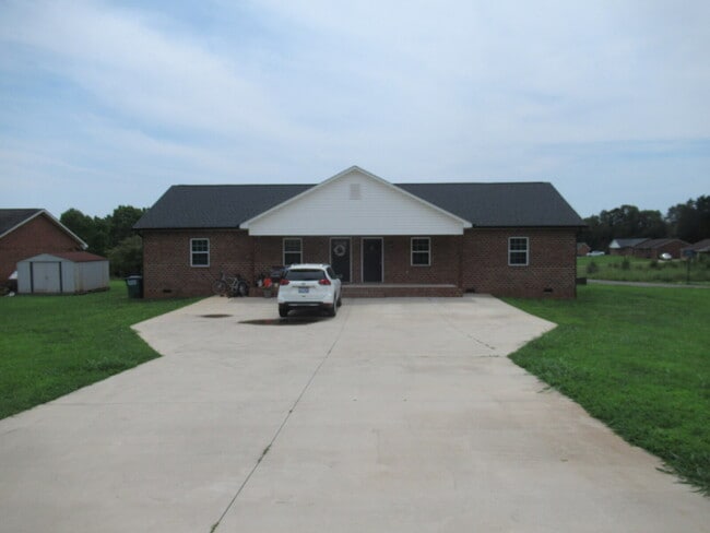 Building Photo - Great Brick Duplex Rental on the Southwest Side of Lincolnton!