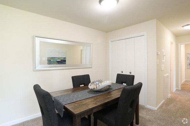 2BR, 1.5BA - 901 SF