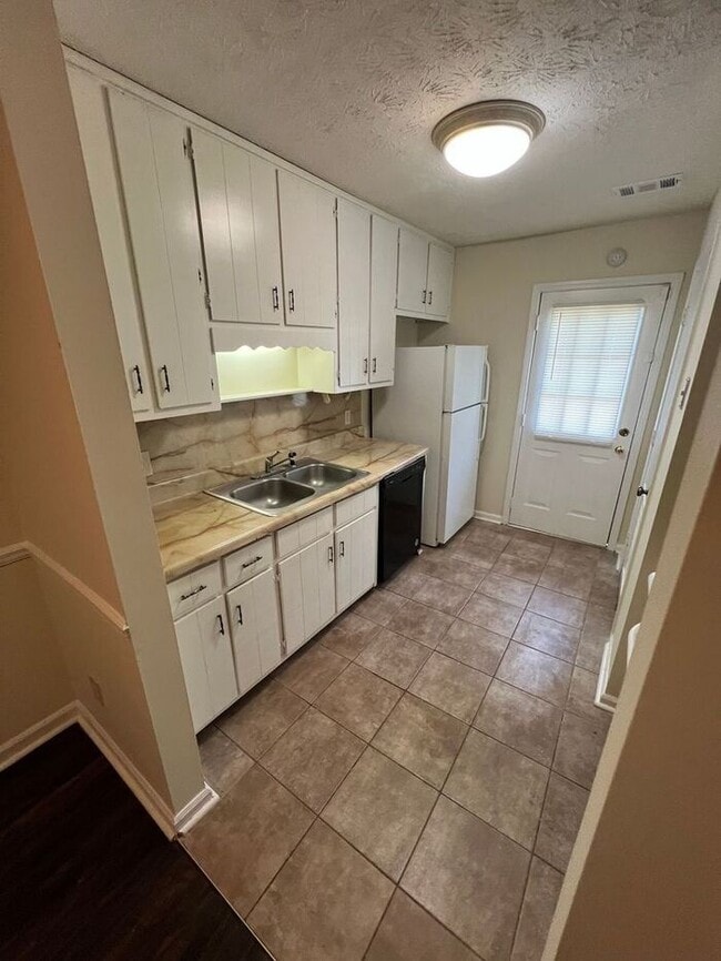 Photo - BEAUTIFUL 2 bedroom 2 bathroom Duplex