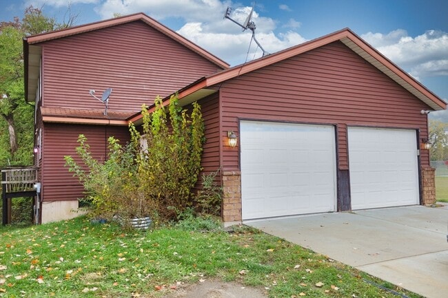 Building Photo - 3403 Robin Ave SW