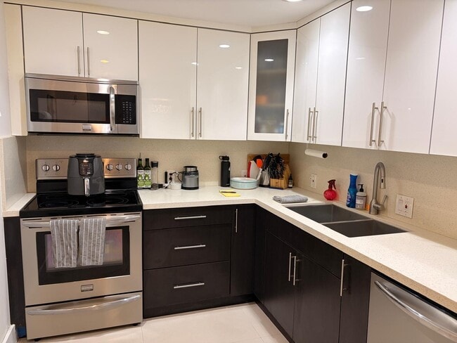 Building Photo - 3625 N Country Club Dr Unit 206