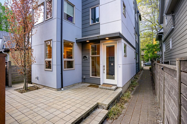 Building Photo - 426 26th Ave S