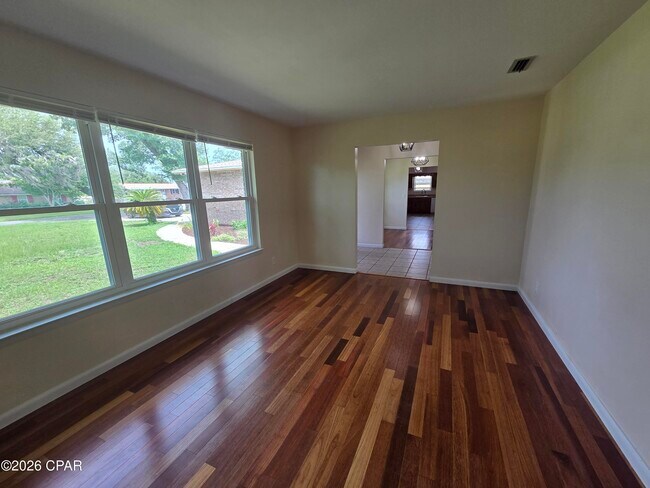 Photo - 411 Shade St
