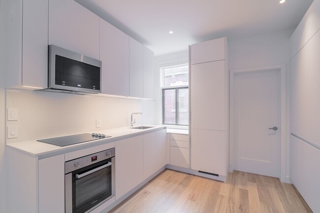 Building Photo - 6885-6891 Rue Sherbrooke O