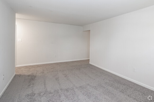 1BR, 1BA - 576SF - Living Room