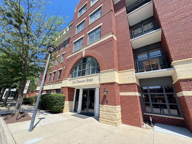 Building Photo - "Chic Urban Retreat: Stylish 1-Bed Condo with Hardwood Elegance in the Heart of Alexandria!" Unit #429