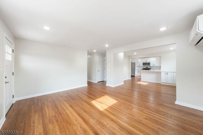 Photo - 2429 Vauxhall Rd