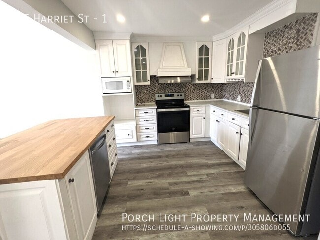 Building Photo - BEAUTIFUL 2 Bedroom Main floor with parkin... Unit 1