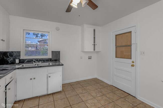 Photo - 1515 Leslie St