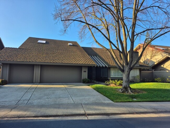 Building Photo - Beautiful 4 bedroom 2.5 bath with loft & Pool