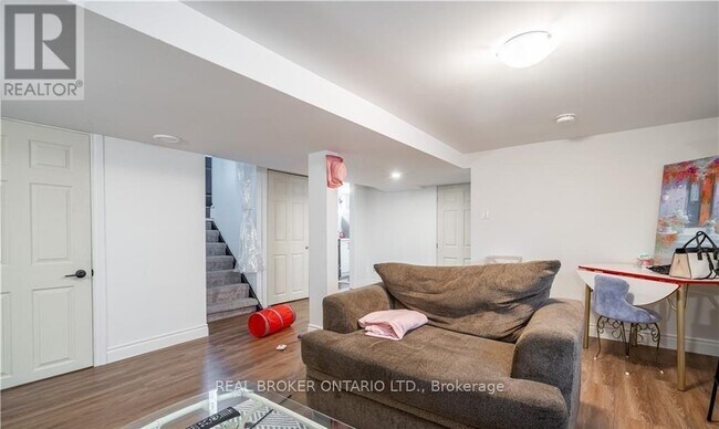Photo - 301 Wallace Ave S