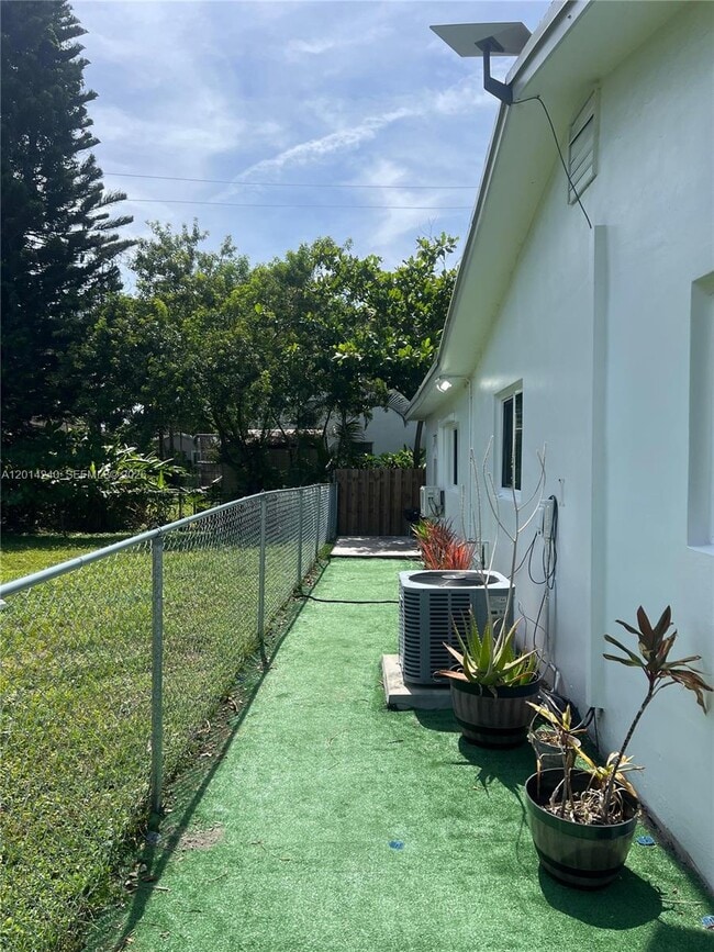 Photo - 2000 SW 96th Ave Unidad A1