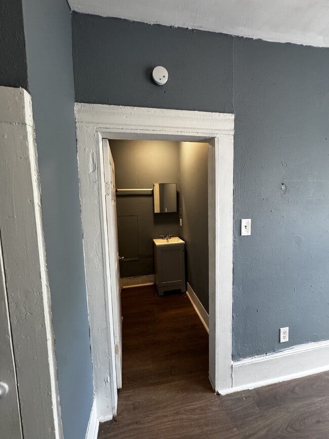 Building Photo - Cozy studio apartment with all bills paid Unit C