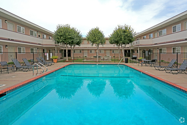 Building Photo - Lorenzo Commons Rental