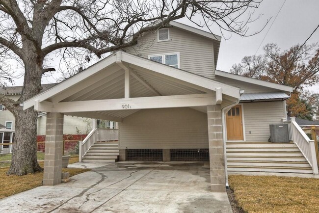 Photo - 901 W 15th 1/2 St Casa