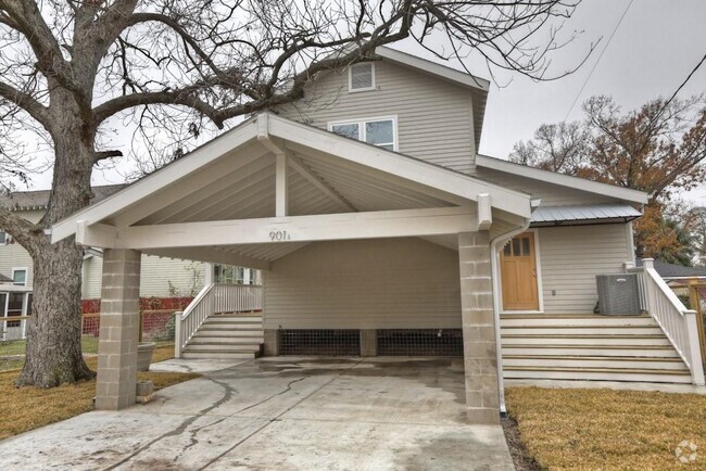 Building Photo - 901 W 15th 1/2 St Rental