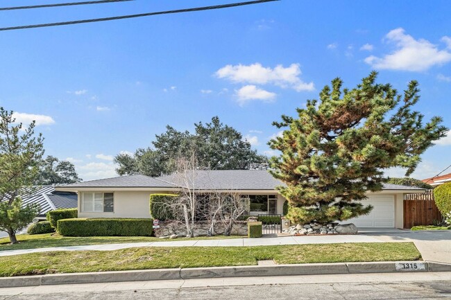 Mid-Century modern 3bd 2ba home located in... - Mid-Century modern 3bd 2ba home located in...