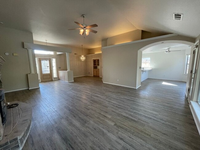Photo - Beautiful South West Visalia home Near El Diamante school with a pool!!