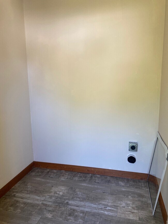 Photo - 909-911 Macarthur Dr Unit 911 A