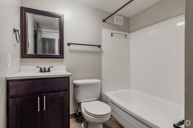 2BR, 2BA - 950SF - Bathroom - Carriage Park Apartments