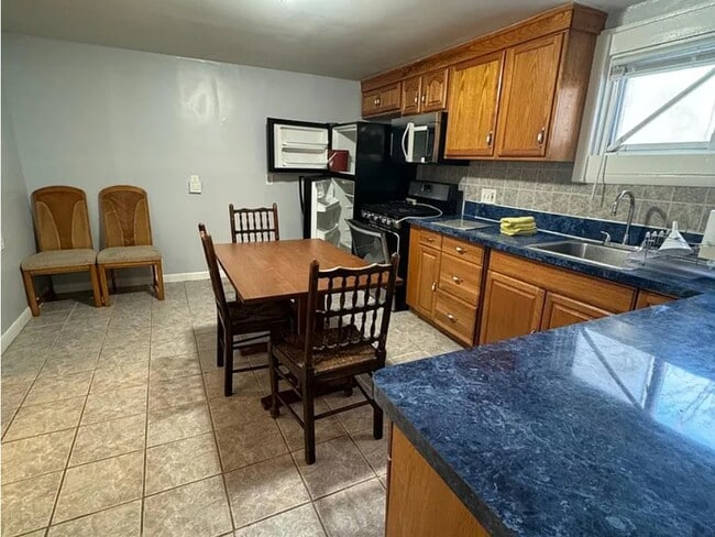 Building Photo - 21 Throop Ave