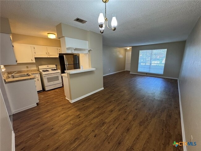 Photo - 813 Burges St