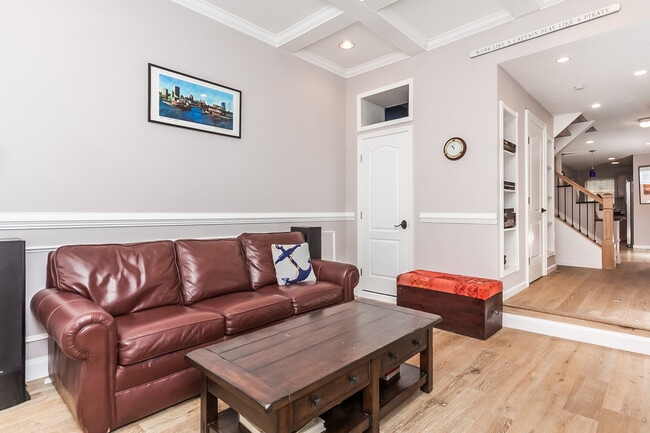 Building Photo - 736 Light St