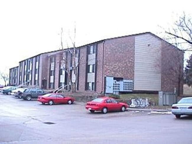 Building Photo - 2 BR/1 bath Unit 906-22 Benton Dr.