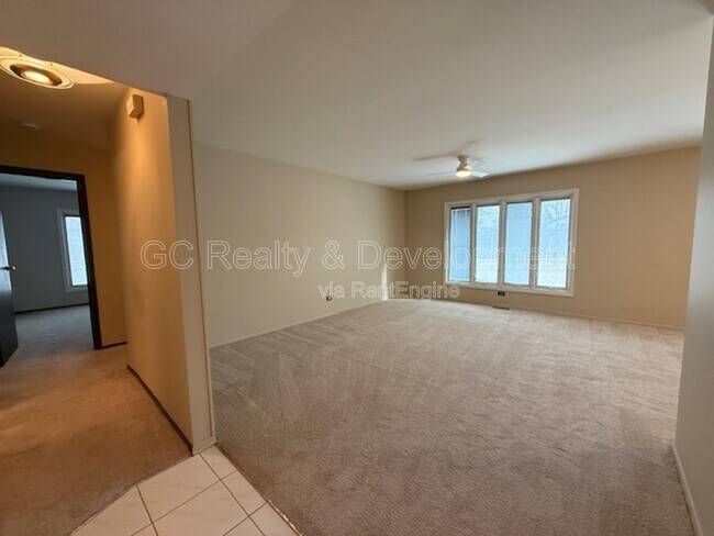 Photo - 810 W Lakeside Plaza