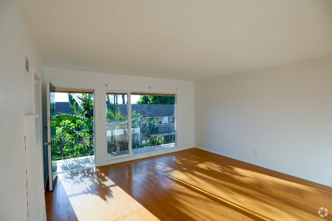 Building Photo - 260 S Sycamore Ave Rental