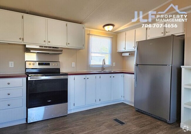 Building Photo - 3 Bed/2 Bath Mobile Home in Concord!