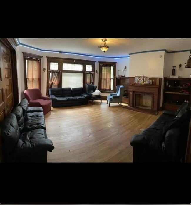 Building Photo - 121 Oak St