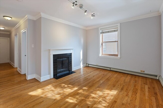 Photo - 630 W Waveland Ave
