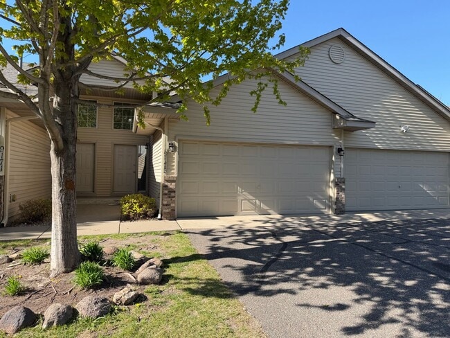 Building Photo - 3 bed 2bath townhome finished basewment , double garage, deck