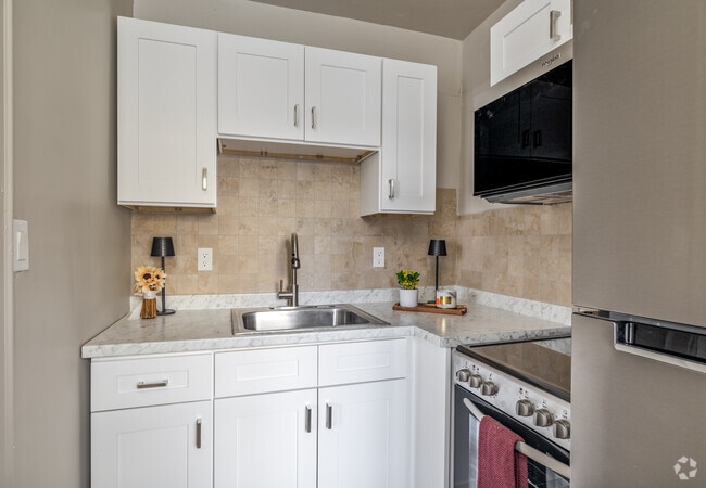 1BR, 1BA - 473SF - Kitchen - 1312 Cleveland Ave.