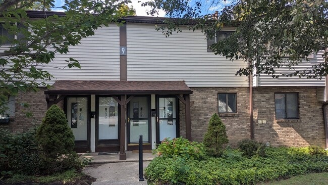 Building Photo - Recently renovated 1st floor condo for ren...