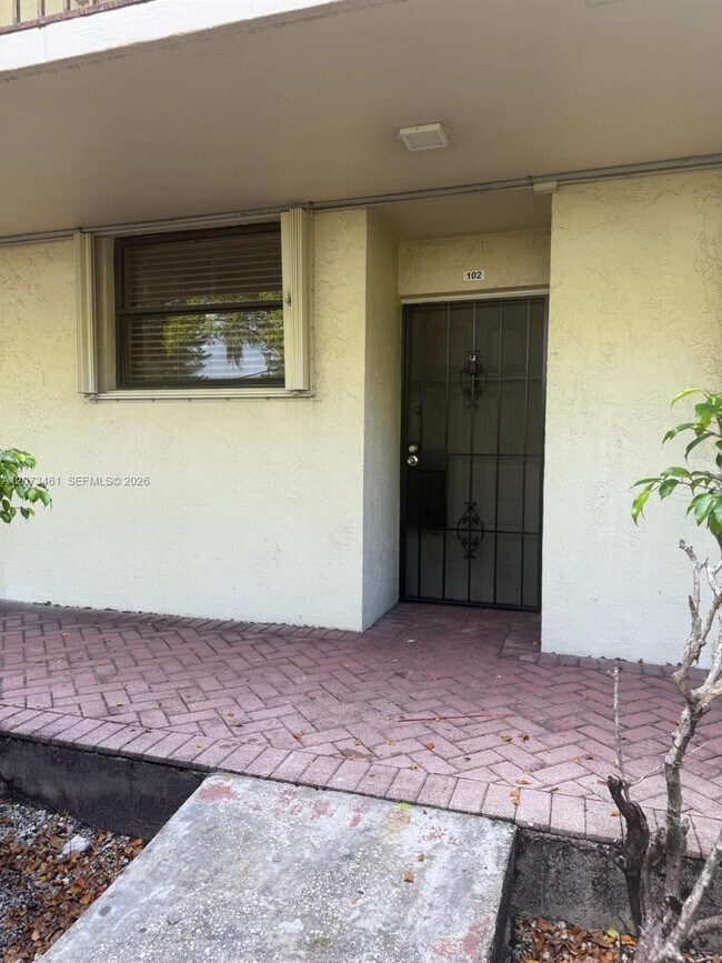 109 Lake Emerald Dr Unidad 102